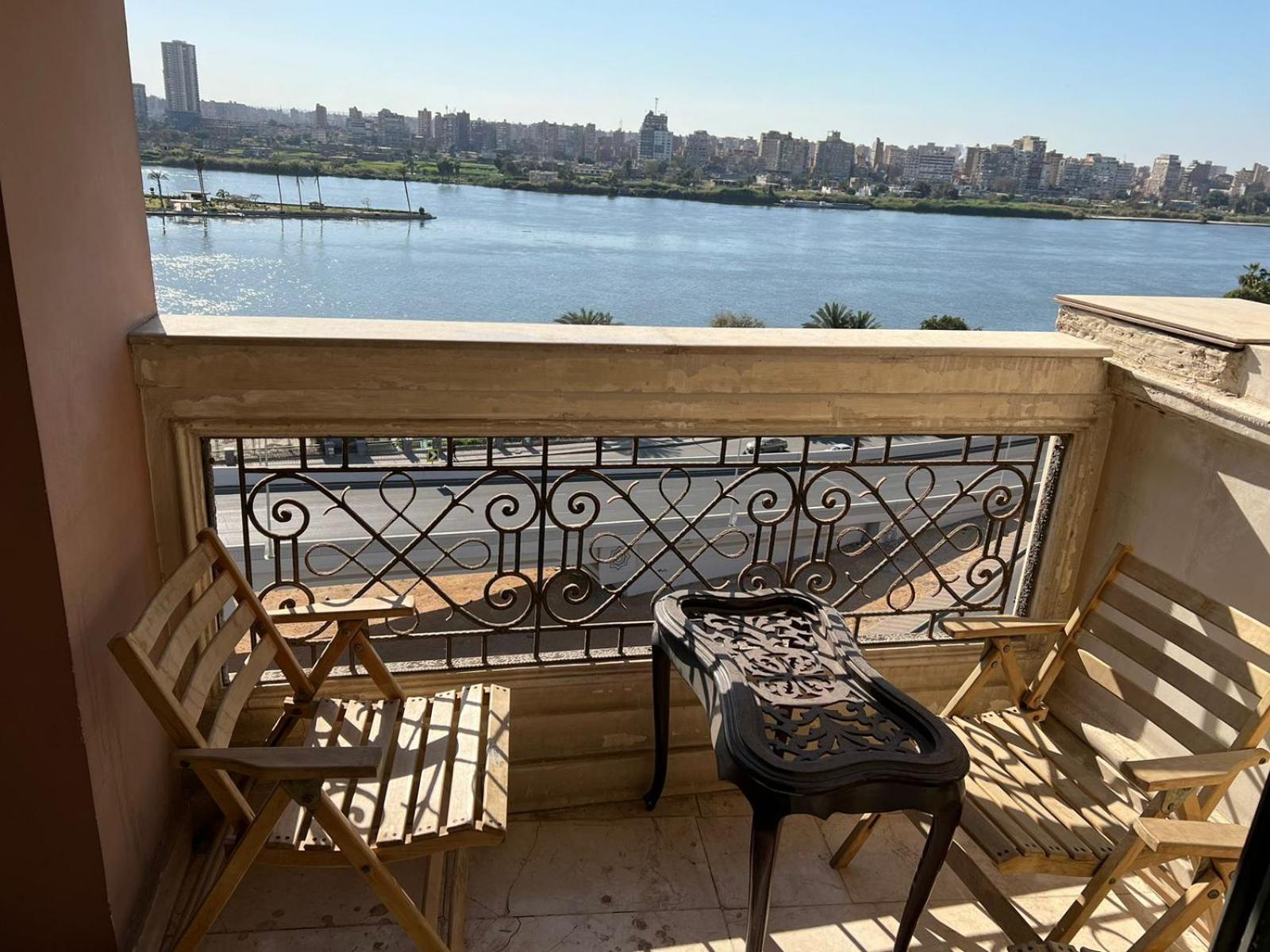 شقة فندقية على النيل مباشر بالمعادى ٣ غرف ٣ حمام Appartement *
