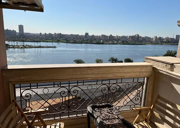 شقة فندقية على النيل مباشر بالمعادى ٣ غرف ٣ حمام