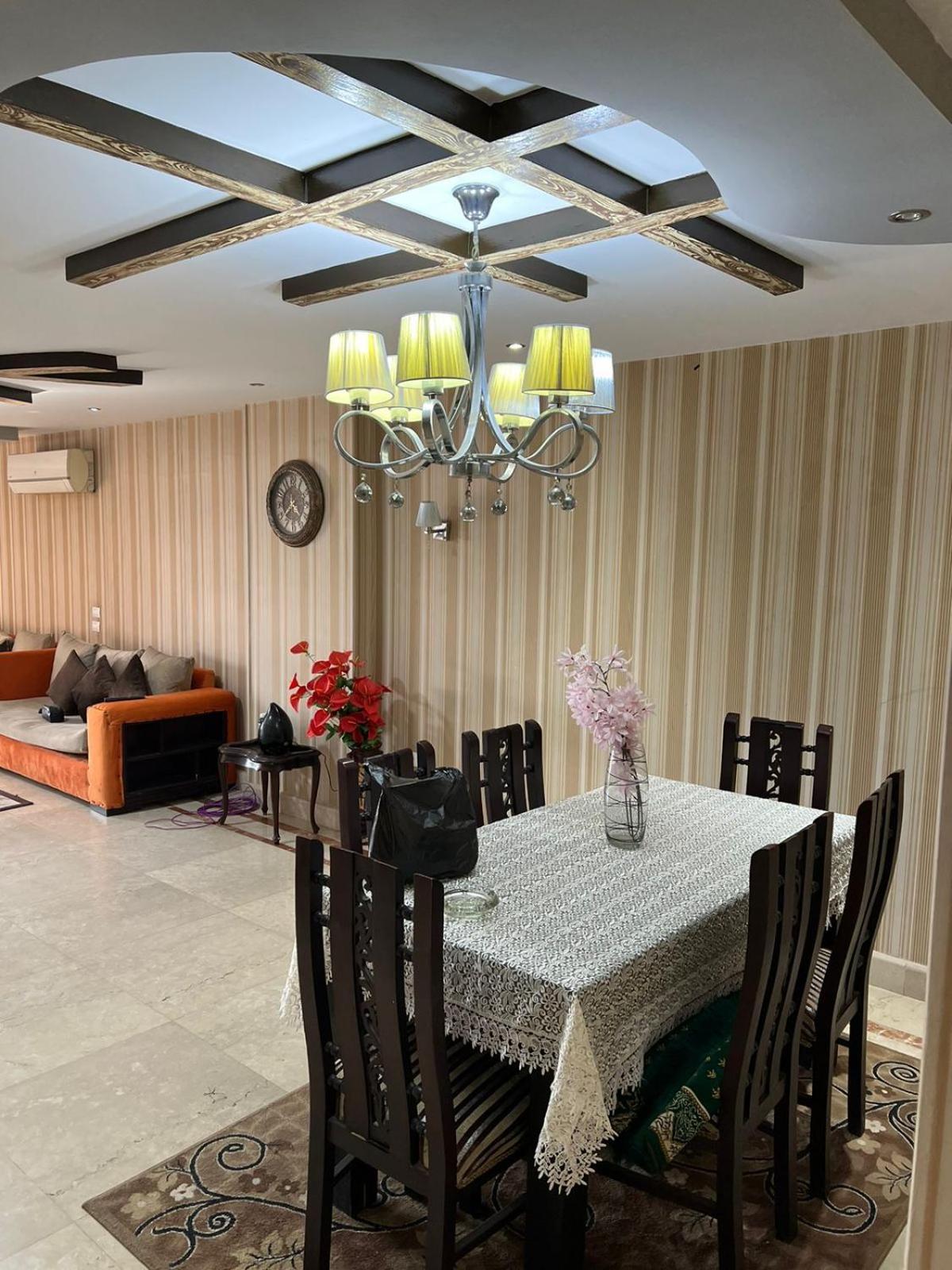 شقة فندقية على النيل مباشر بالمعادى ٣ غرف ٣ حمام Apartment *