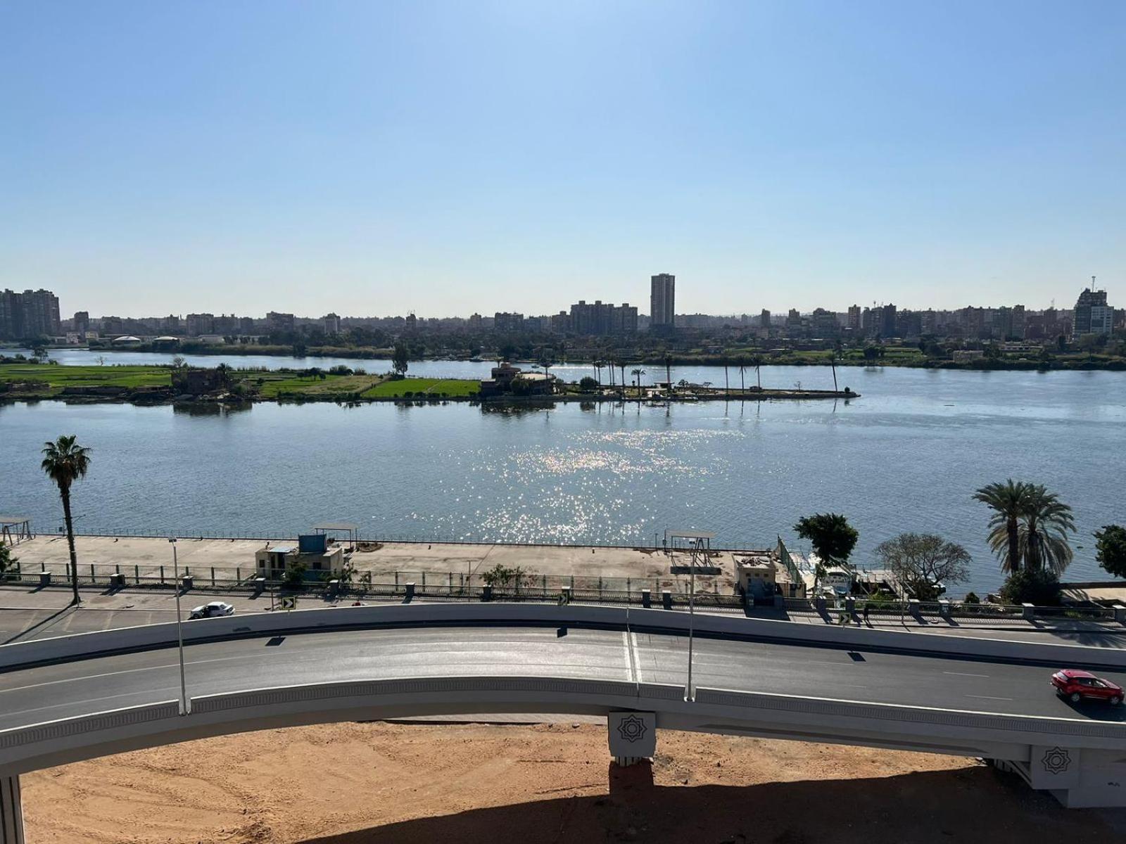 شقة فندقية على النيل مباشر بالمعادى ٣ غرف ٣ حمام Apartment *