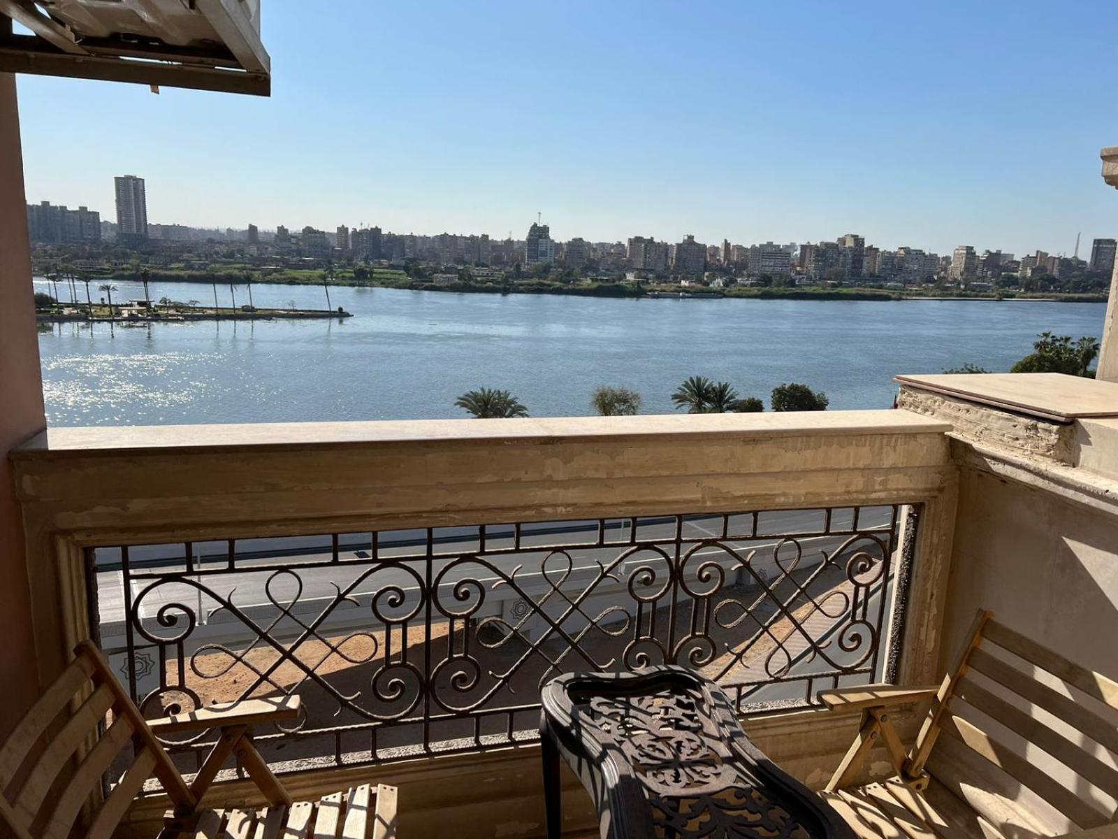 شقة فندقية على النيل مباشر بالمعادى ٣ غرف ٣ حمام * Cairo